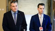 Mikko Savola ja Heikki Aitto puhuvat mikrofoniin mediatilaisuudessa eduskunnassa.