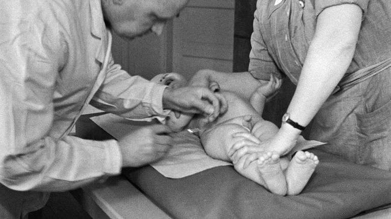 Lääkäri Paavo Leisti antaa isorokkorotuksen Per-Erik Stenlundille vuonna 1951. Apuna on terveyssisar Lindfors.