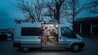 Kuvassa on niin sanottu lähetysauto eli pakettiauto, jossa on sisällä studiotekniikkaa ja kaksi yleläistä työntekijää. 