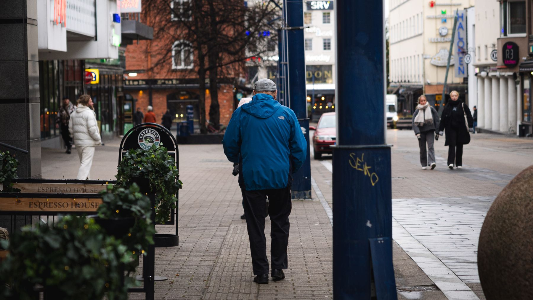 Kalervo Luukko kävelee Jyväskylän keskustassa.