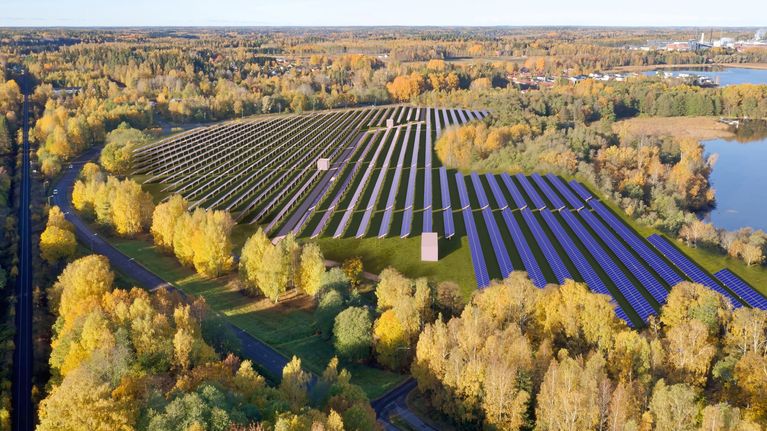 Klart lönsammare att producera solenergi på åkrar än att odla mat ...