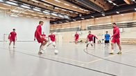 Pelaajat syöttelevät palloa FC Kemin harjoituksissa.