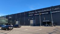 Kuvassa on Lahden messukeskus ja autoja parkkipaikalla