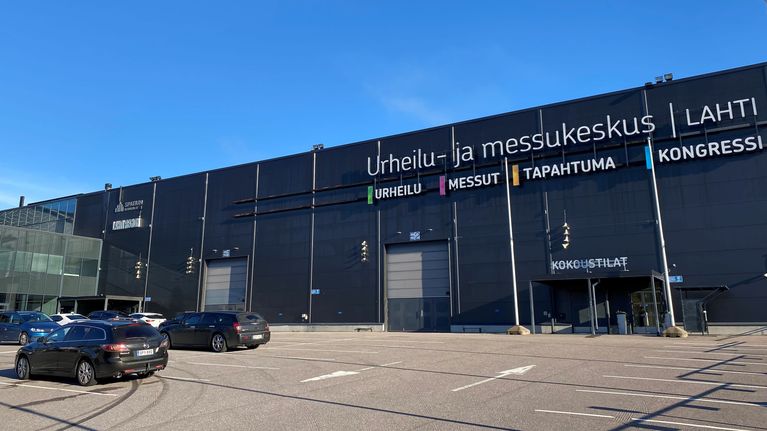Kuvassa on Lahden messukeskus ja autoja parkkipaikalla