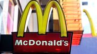 Mcdonaldsin logo näkyy kadulla.