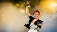Mixup av Tarja Halonen och Tarja Turunen på scenen med rökmoln i bakgrunden.
