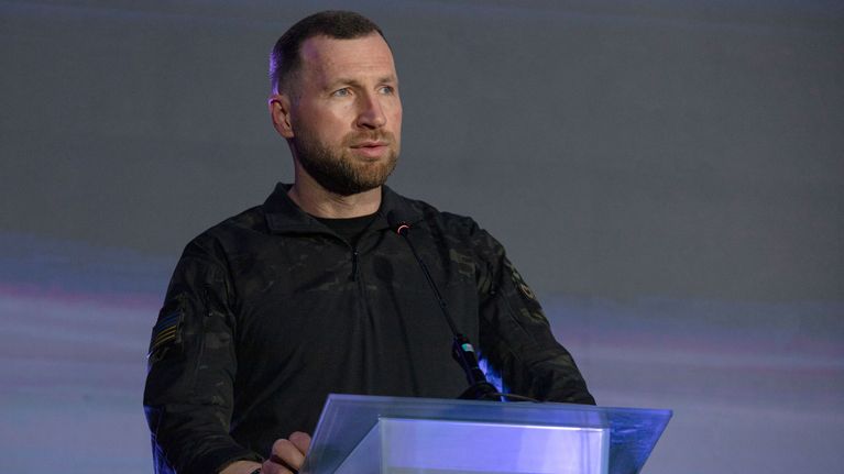Jevhenij Chmara, Ukrainas försvarsminister, står bakom ett podium.