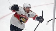 Floridan Brad Marchand tuulettaa maalia. 