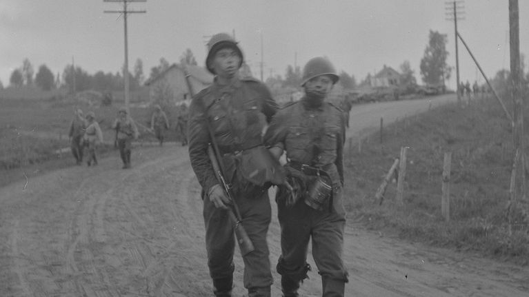 Vetäytymistä Kivennavalle 11. kesäkuuta 1944. Haavoittuneita tulee omin voimin ja talutettuna.
