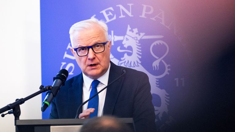 Olli Rehn puhuu Suomen Pankin tilaisuudessa.