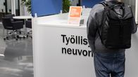 Mies asioi kaupungin työllisyyspalveluiden neuvonnassa.