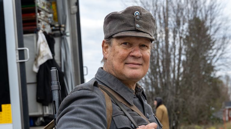Näyttelijäavustaja rooliasussaan kuvausten tauolla.
