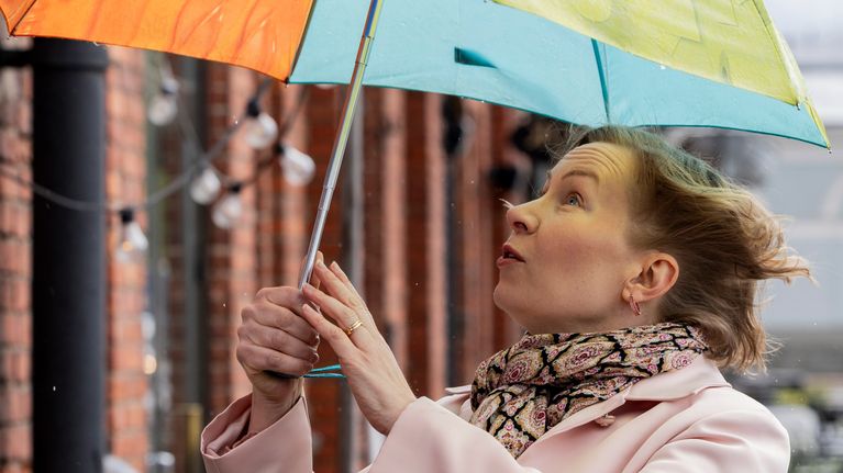 Vera Vala on suomalainen kirjailija, Helsingin kanavarannalla.
