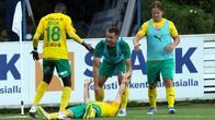 Atomu Tanaka ligger på gräset och firar segermål med lagkamrater.