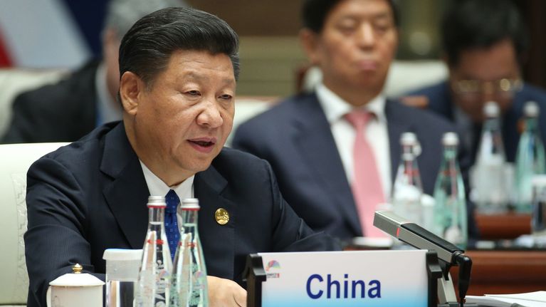 Presidentti Xi Jinping puhuu Brics-kokouksessa.