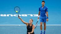 Aryna Sabalenka ja Novak Djokovic hyväntekeväisyysottelussa vuonna 2024.