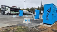 Rekkojen latausasema Tervolassa Mäkipeuran liikenneasemalla.
