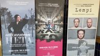 Näytelmien mainosjulisteita Rovaniemen teatterin aulassa.