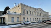 Kivinen suojeltu rakennus kadun varressa.