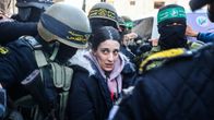 Palestiinalaisten äärijärjestöjen taistelijat saattavat israelilaispanttivankia luovutettavaksi Punaiselle Ristille.