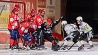 Narukerä försvarar målet mot två spelare från Akilles.