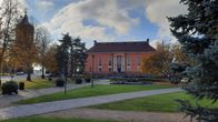 Teatteri ulkoa puiston takaa