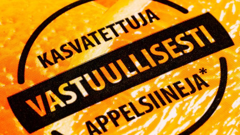 Kasvatettuja vastuullisesti appelsiineja.