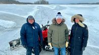 Miika Tyyskä, Tomi Vilenius ja Kati Taskinen pitävät Hamarin jäätiestä huolta.