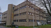 Vaasan kauppakorkeakoulun vanha betoninen kirjastorakennus ulkoa päin kuvattuna.