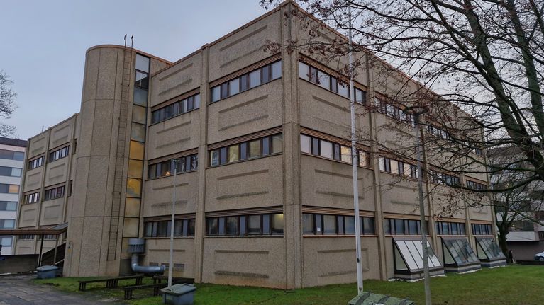 Vaasan kauppakorkeakoulun vanha betoninen kirjastorakennus ulkoa päin kuvattuna.