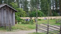 Ihmisiä Korteniemen perinnetilan pihalla.