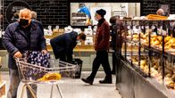 Ihmisiä ruokakaupassa.