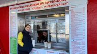 Petunia Elers seisoo Vaakon nakin tiskillä ja Ante Tamminen kurkistaa luukusta.