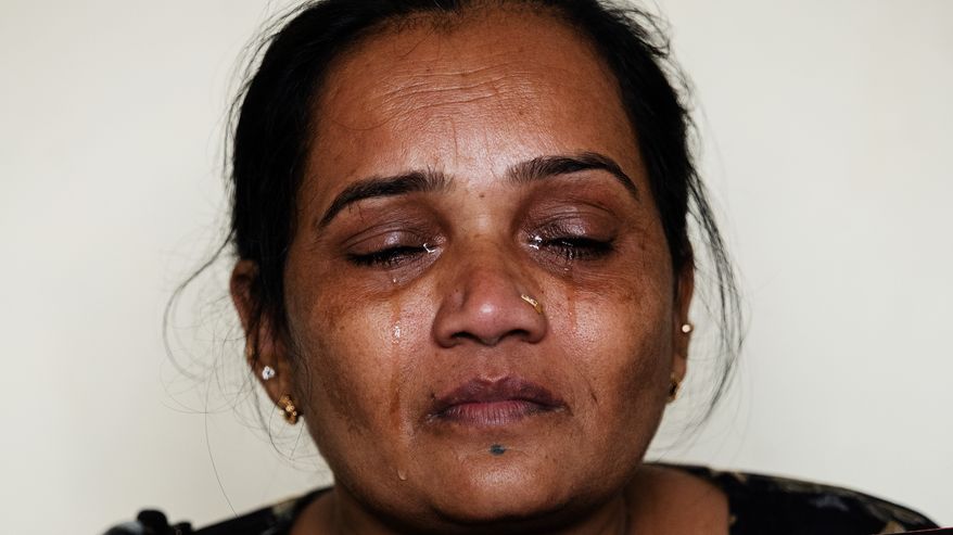 Divya Babubhai Makwana pitelee kuolleen poikansa Kabalin kuvaa.