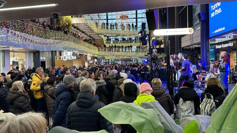 Kauppakeskus pullistelee väenpaljoudesta Oulun kulttuuripääkaupunkivuoden avajaisissa.