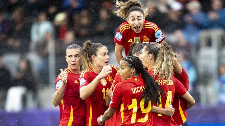 Espanjan pelaajat juhlivat maalia.