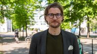 Rikosoikeuden apulaisprofessori Tatu Hyttinen Turun yliopistosta seisomassa kaupunkimaisemassa. 
