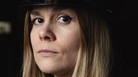 Siljan potretti, lähikuva, päässä poliisin koppalakki.