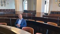 Hämeenlinnan kaupunginhallituksen puheenjohtaja Ranjith Kumar Prabhakaran istuu tyhjässä valtuustosalissa.