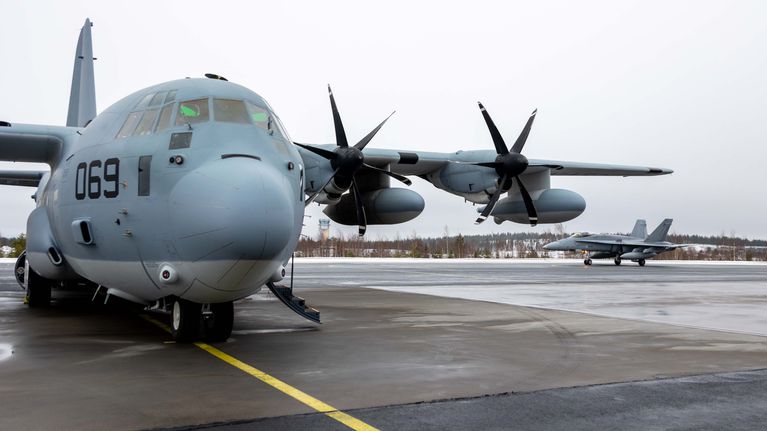 potkuriturbiini moottoreilla varustettu armeijan lentokone.
