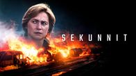 Sarjan päähenkilö Marita Kaila (Leena Pöysti) katsoo vakavana kaukaisuuteen. Etualalla junavaunut ovat tulessa.