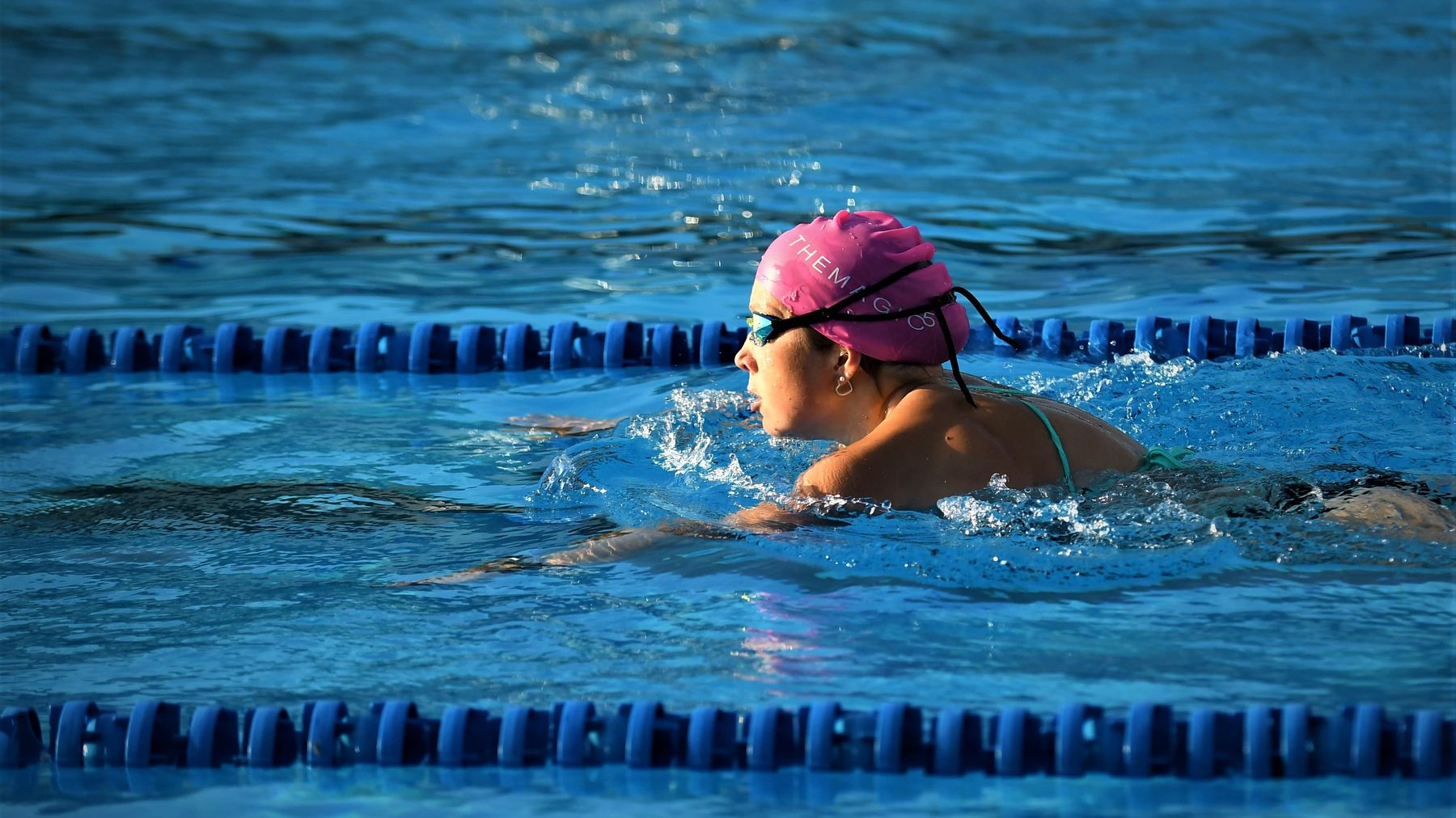 Triathleten Minttu Hukka simmar i utebassäng.