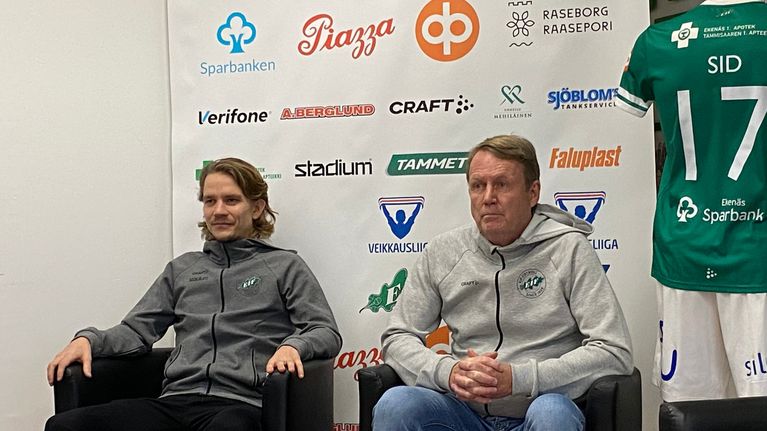 Två män sitter bredvid varandra.