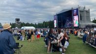 Ihmisiä Pori Jazzeilla esiintymislavan edessä.