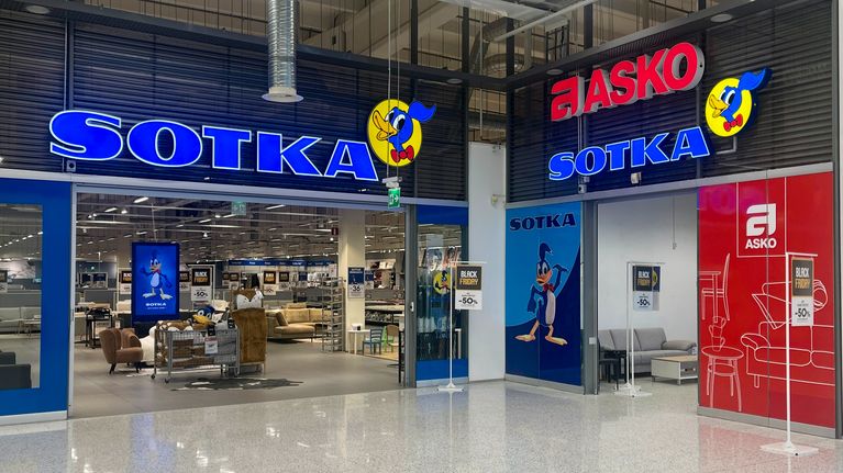 Askon ja Sotkan huonekaluliikkeiden sisäänkäynnit kauppakeskuksessa. Käytävällä alennuskylttejä.