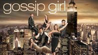 Gossip Girlin tyylikkäät nuoret päähenkilöt on editoitu poseeraamaan New Yorkin kaupunkimaiseman keskelle.