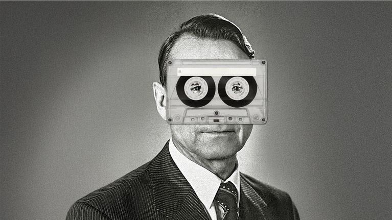 Mauno Koivisto kasetit silmillä.