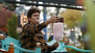Kasper Strömman äter spunnetsocker och tar en selfie med sin telefon.