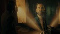 Alan Wake 2 ja tunnelmallinen huone. Kuvassa Ilkka Villin näyttelemä Alan Wake.