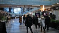 Ihmiset kävelevät kauppakeskus Valkean käytävällä talvisissa vaatteissa.